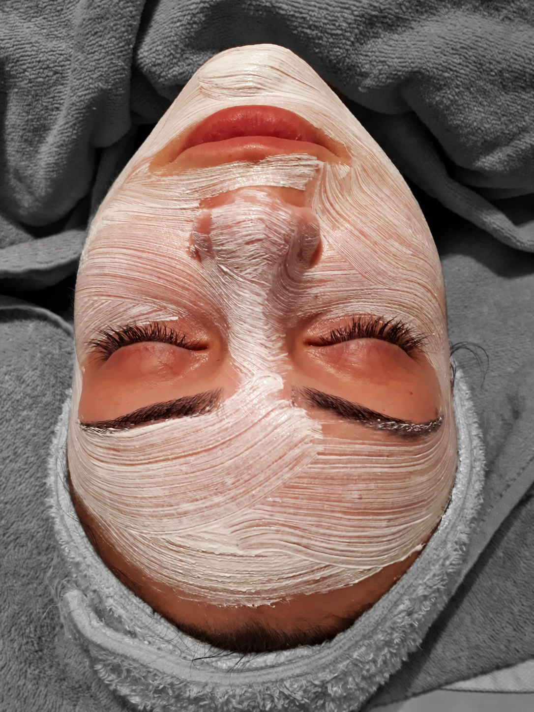 Gesichtsmaske bei einer Kosmetikbehandlung bei Très Jolie