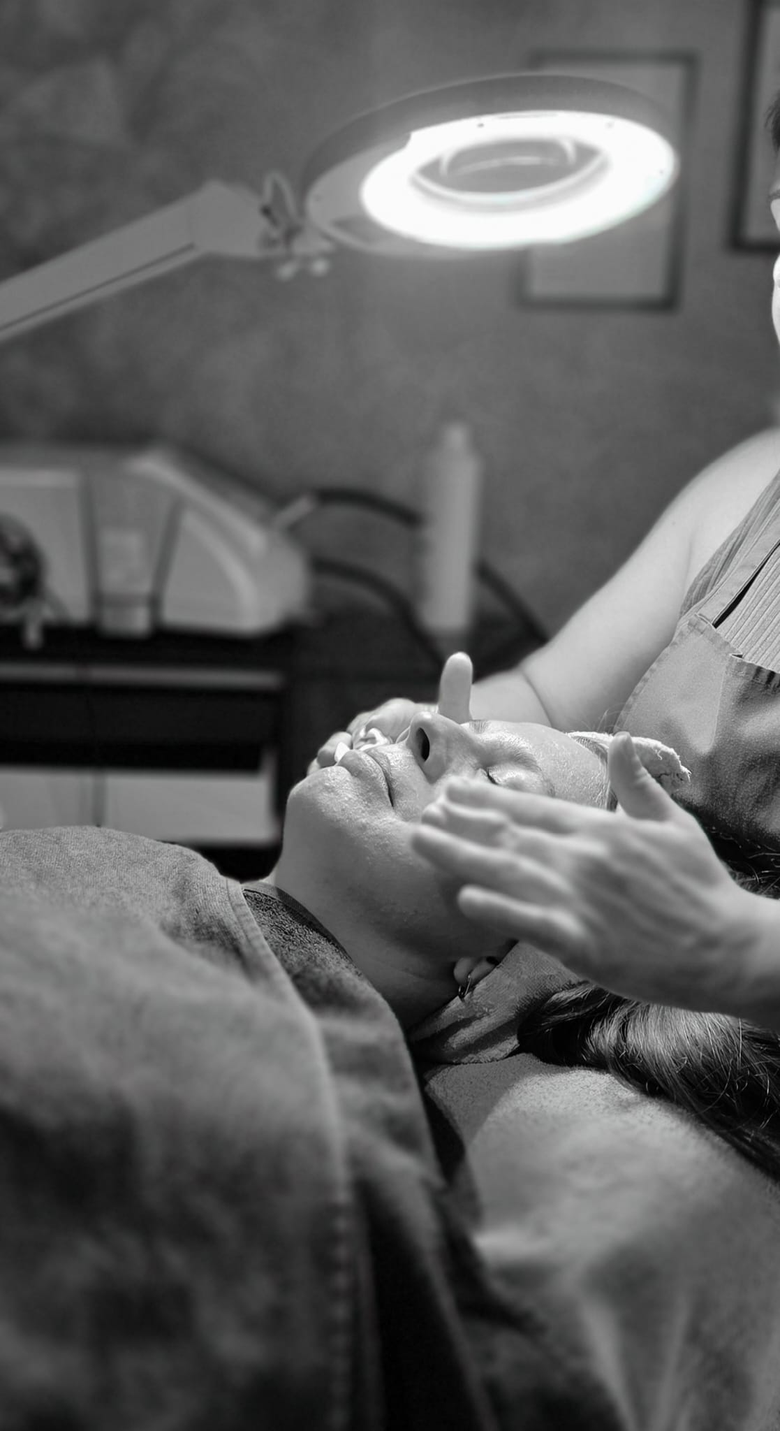 Entspannende Gesichtsbehandlung im Beauty Studio Très Jolie